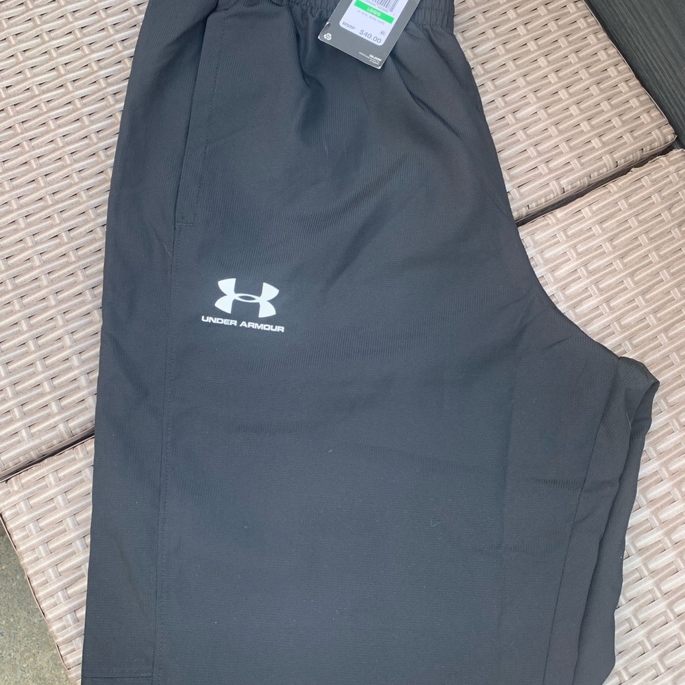 Men’s Under Armour Black Woven lightweight loose Pants